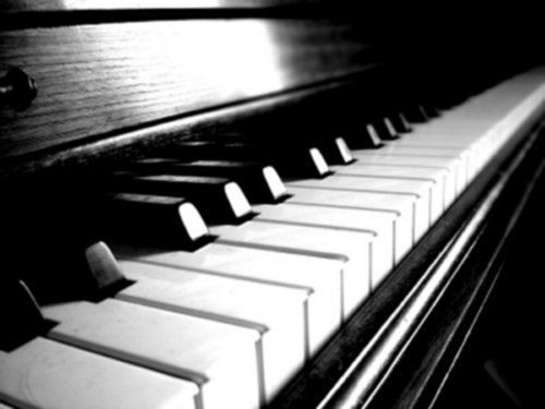A photo of a piano.