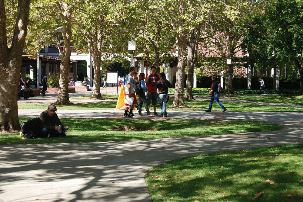 Students enjoying an early lunch and a beautiful day in the City College quad | Mahalie Oshiro | mahalie.oshiro@gmail.com