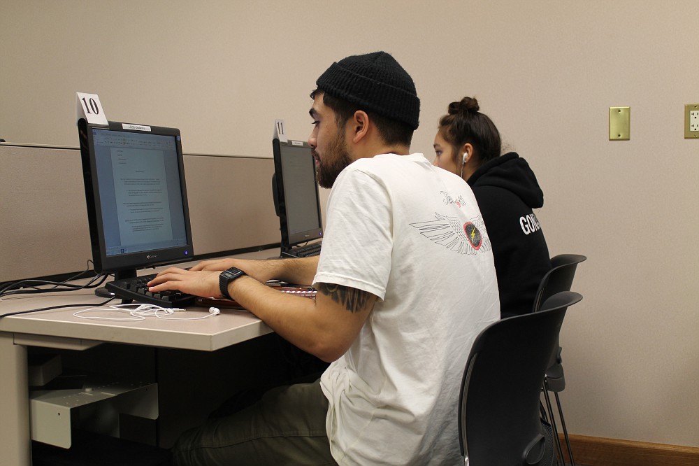 City College students Raul Posadas, international marketing major, and Samantha Gonzalez, nursing major, work on finding sources for their English research papers in the Library classroom. Alina Castillo | √