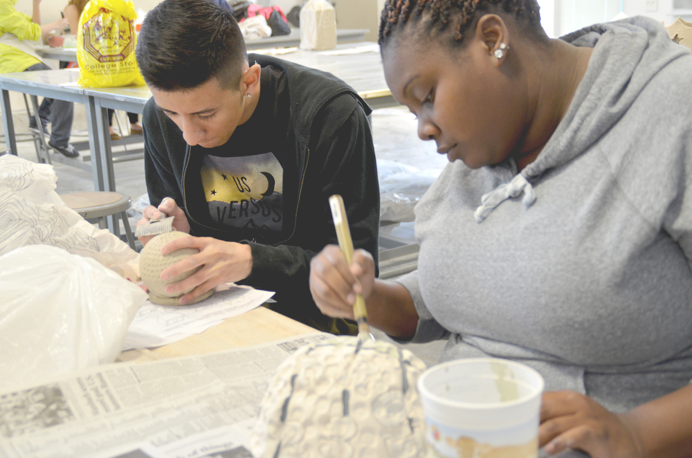 City College nursing majors Samarie Brown and Dominic Jauregui work on ceramic projects March 11 for Art 390. Elizabeth Ramirez | Staff Photographer | elizabethramirezexpress@gmail.com