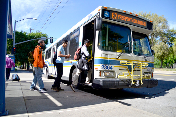 Students board Sacramento RTs bus line 62 May 6 at the City College bus stop located in front of the campus on Freeport Blvd. Elizabeth Ramirez | Staff Photographer | elizabethramirezexpress@gmail.com