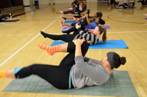City College students do ‘single leg’ exercises during FITNS 324 inside the North Gym.  Elizabeth <span id=
