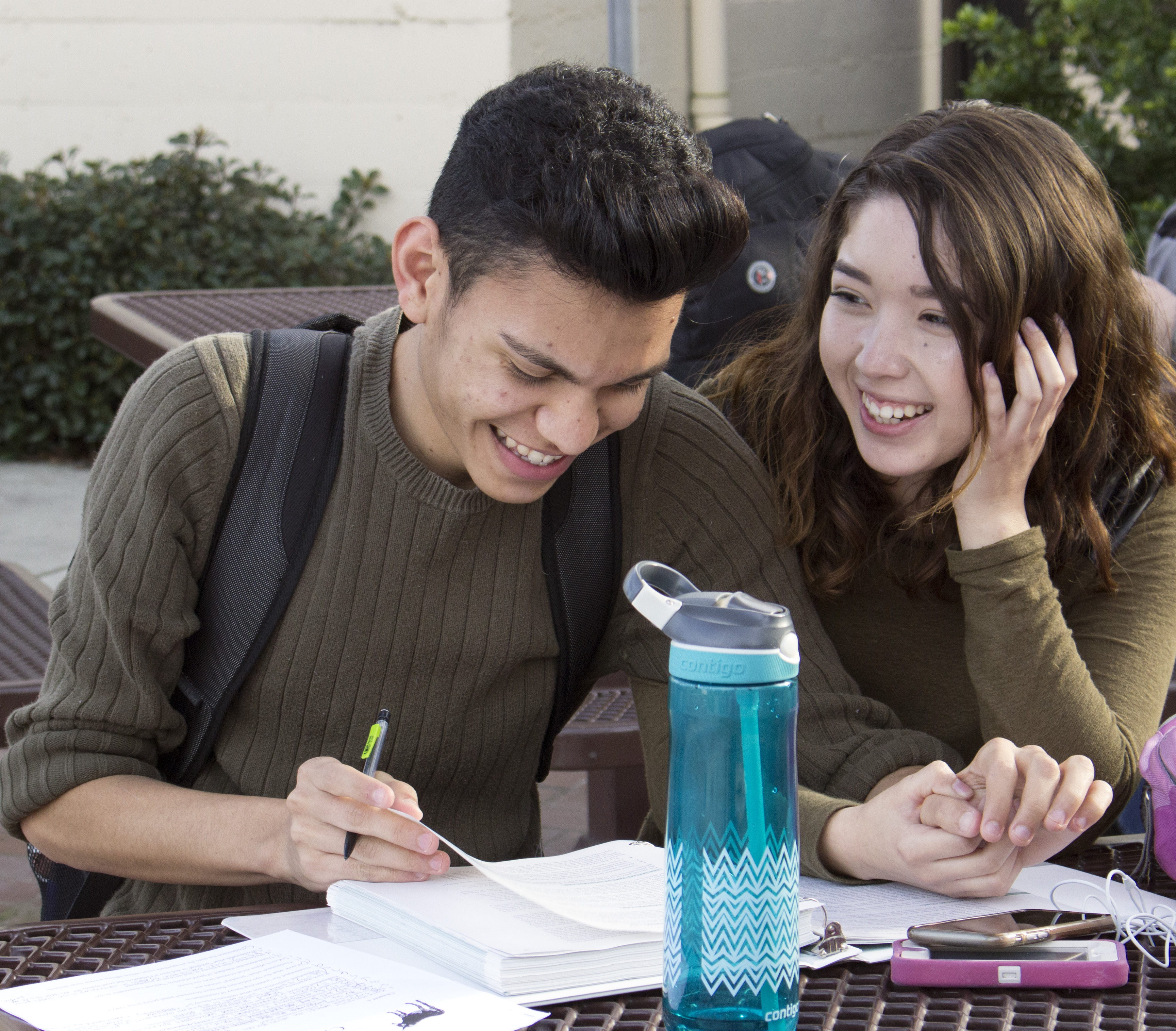 City College couple Aleksei de Santiago, political science major, (left) and Jasmine Valdez-Patino, criminal justice major, studying for an exam in the quad. Hector Flores, Staff Photographer. | hectorfloresexpress@gmail.com