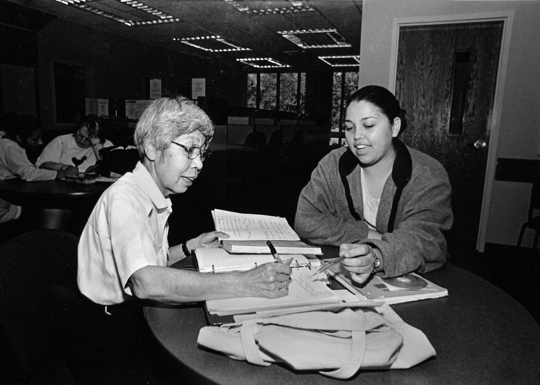 City College's oldest student, Heidi Juchnik, works with a tutor in 2000. Juchnik, who died recently at the age of 86, earned two AA degrees and continued taking classes for enrichment. l Photo by David Steutel 