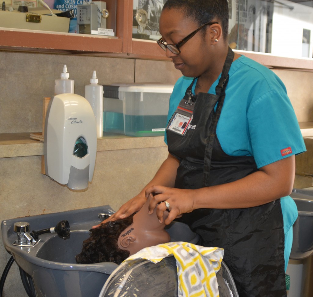 City College student Kiara Stafford, cosmetology major, learning how to wash hair on a mannequin. Barbara Williams, Staff Photographer. | BarbarajExpress@gmail.com