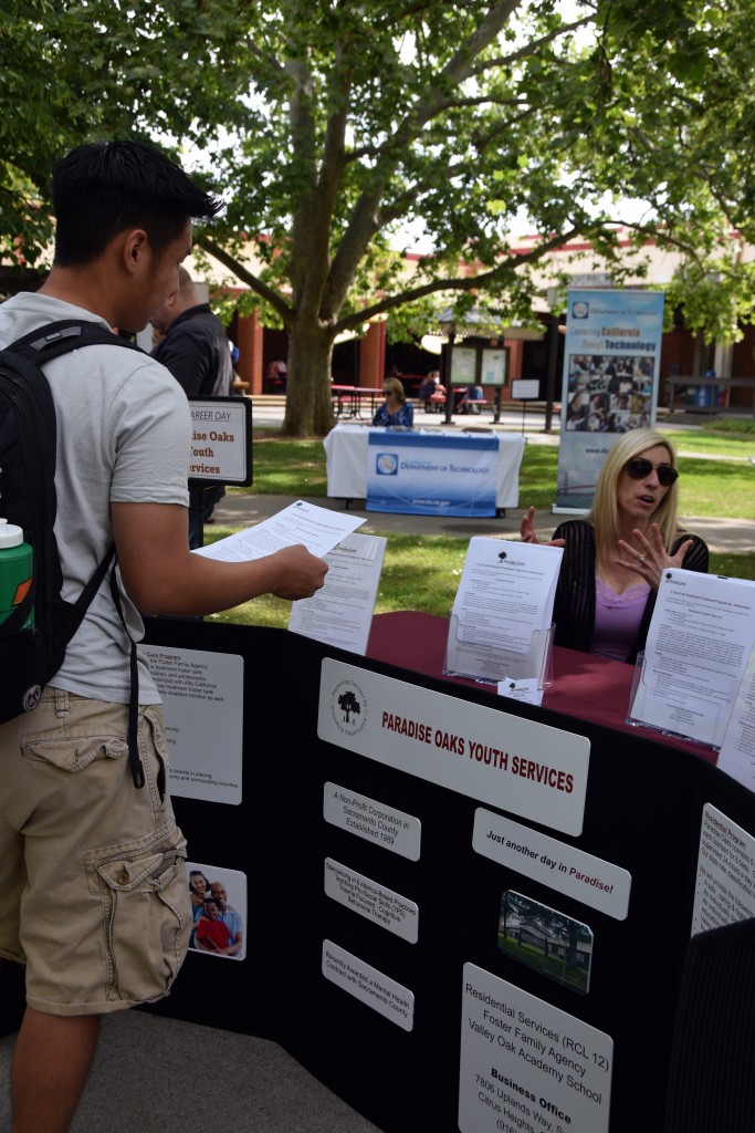 City College Sean Mar, marriage and family therapy major, talks to Paradise Oaks’ human resource generalist Melissa Soda, about open positions Annual Career Day in the quad. Sonora Rairdon, Guest Photogarpher| span id=