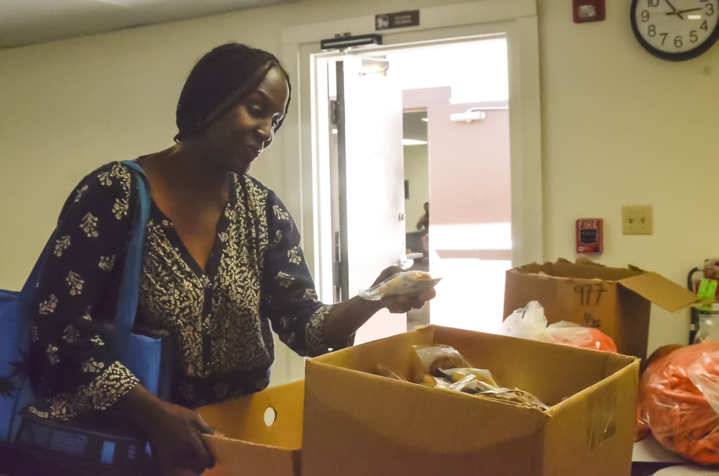 City College student Vicky Davis bags cookies that are offered as a part of the RISE weekly food distribution. Barbara Williams, Staff Photographer. | BarbarajExpress@gmail.com