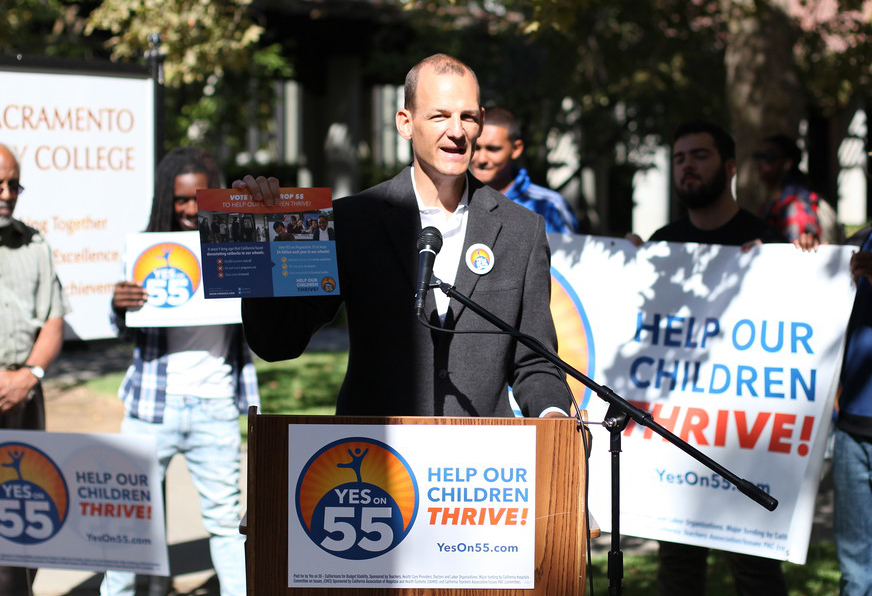 Assemblymember Kevin McCarty speaks to students in the Quad at City College urging them to vote for Proposition 55. Ulysses Ruiz | Staff Photographer |ulyssesruizexpress@gmail.com