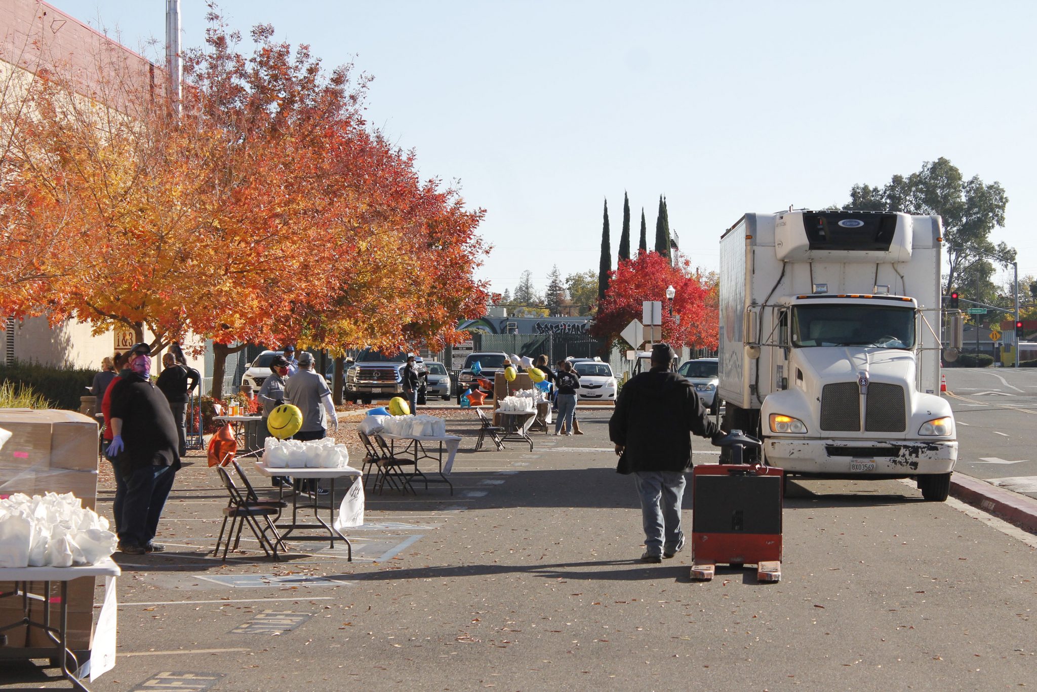 A Sacramento Food Bank truck drops off boxes of food to each table as volunteers ready for the day’s distribution. (Shelby Tolly/stolly.express@gmail.com)