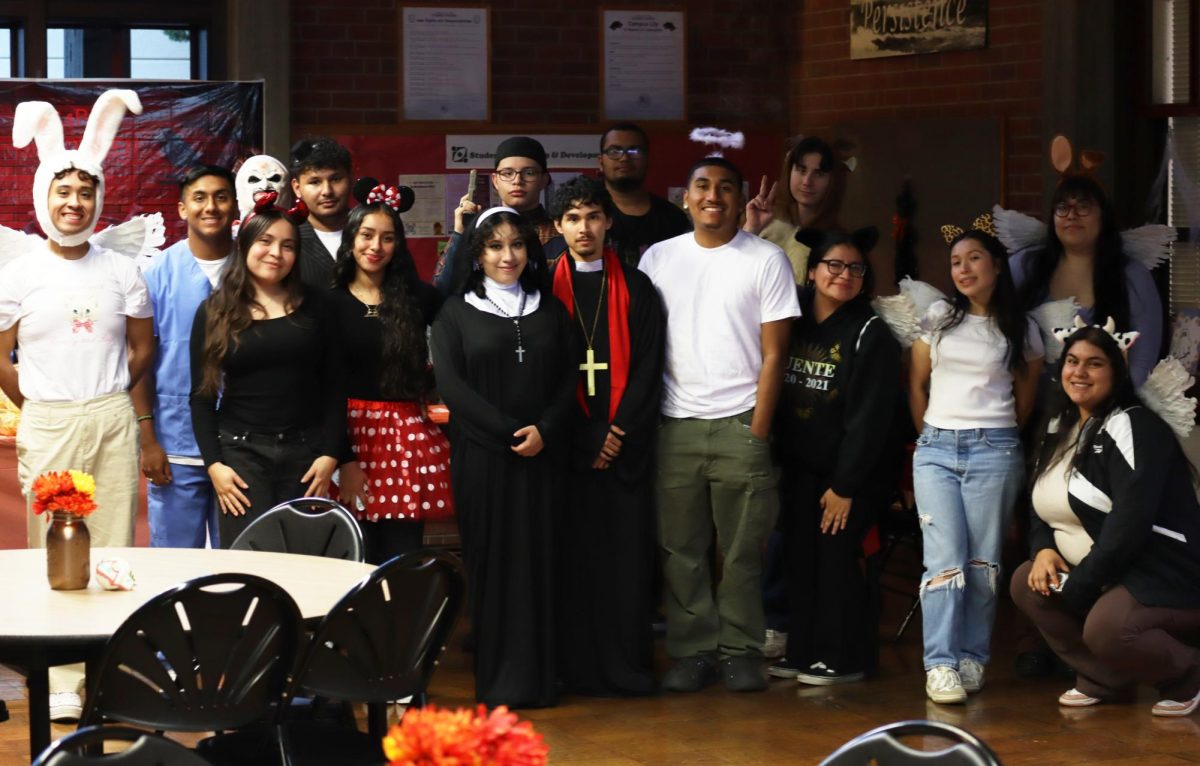 Photo of the day: Puente Club hosts Halloween costume contest